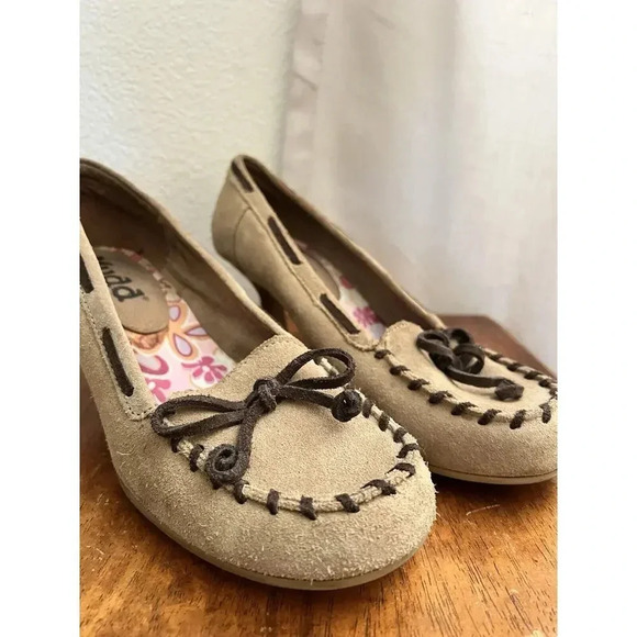 Y2K 2000s Mudd Shoes 8 Kitten Heel Moccasin Tan Suede Leather Slip On Pumps Boho - Picture 2 of 12